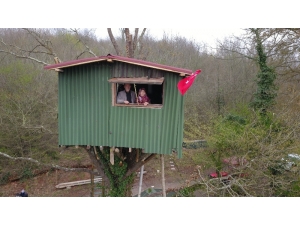 Korona Virüsten Korunmak İçin Ormanın Ortasındaki Ağaç Üzerine Kurdukları Evde Kalıyorlar