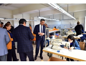 Vali Baruş, Maske Ve Dezenfektan Üretimi Yapan Liseleri Ziyaret Etti