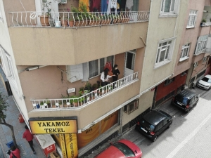 Evde Kalanlar İçin Balkonda Keman Resitali