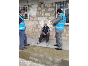 Dicle’de İmamlar Yaşlıları Ziyaret Edip Gül Dağıttı