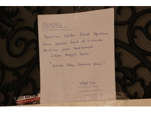 Apartman Kapılarında "Binaya Girmeyin Anlayışlı Olun" Mesajı