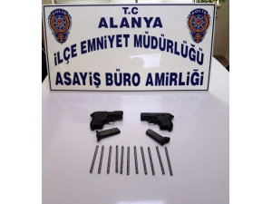 Alanya’da Şüphelilerin Üzerinden Ruhsatsız Tabanca Çıktı
