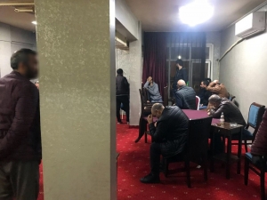 Korona Virüsü Hiçe Sayıp Kahvehanede Oyun Oynayan 26 Kişi Gözaltında