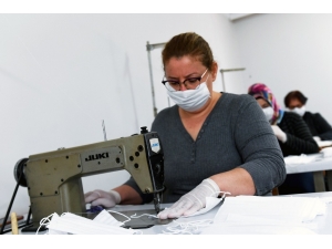 Gönüllü Kadınlar Maske Üretmeye Başladı