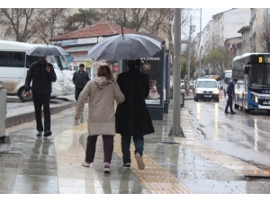 Elazığ’da Şiddetli Yağış Etkili Oldu