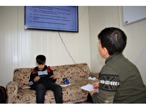 Konteyner Evlerdeki Öğrenciler, Televizyon Ve İnternetten Derslerini İşlemeye Başladı