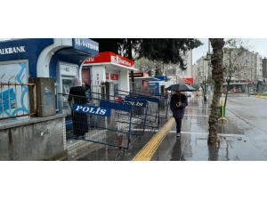 Banka Ve Atm Önlerine Polis Bariyeri