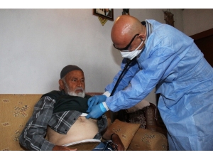 Evinden Çıkamayan Yaşlıların Ayağına Doktor Ve Hemşire Hizmeti