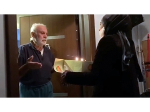 Korona Virüs Tedbirleri Nedeniyle Evden Çıkamayan Yaşlı Adama Sürpriz Doğum Günü Kutlaması