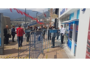 Banka Önlerine ‘Sosyal Mesafe’ Bariyerleri