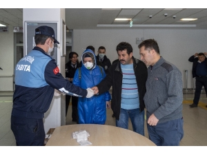 Kayseri Büyükşehir Belediyesi Zabıta Ekipleri Hastanelerde Maske Dağıttı