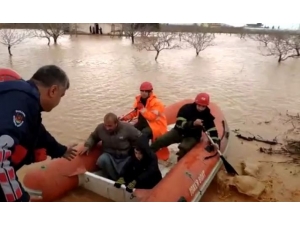 Selde Mahsur Kalan Aile Botla Kurtarıldı