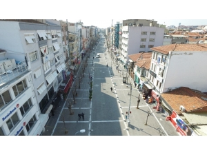 Uşak’ın En İşlek Caddesi Bariyerlerle Kapatıldı, İnsan Yoğunluğu Azaldı