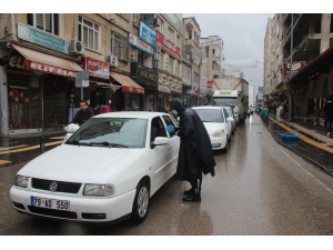 Kilis’te Sağanak Yağış Bile Vatandaşı Evinde Tutamadı