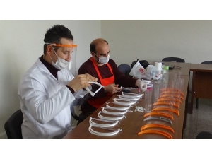 Kırıkhan’da Siperlik Maske Üretiliyor
