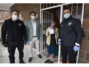 Yaşlı Kadın Biriktirdiği Parasını “Biz Bize Yeteriz Türkiyem” Kampanyasına Bağışladı