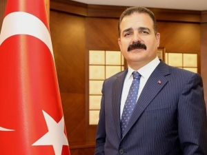 Vali Akbıyık, 1 Aylık Maaşını Bağışladı