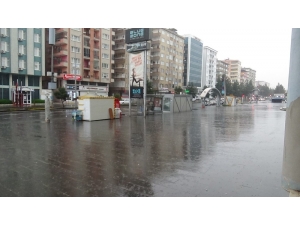 Diyarbakır’da Sular Altında Kalan Araçlar Çekici Yardımıyla Kurtarıldı