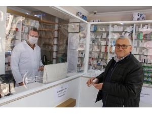 Eczacıdan Korona Virüse Karşı Naylonlu Önlem