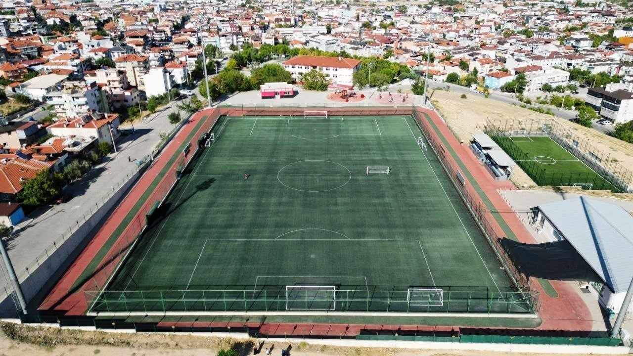 kinikli-ve-ilbade-deki-spor-tesisleri-fifa-standartlarinda-yenilendi