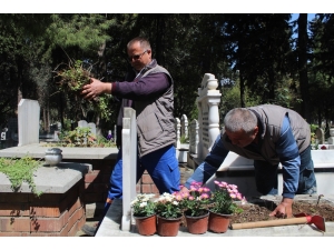 Antalya’da ’Evde Kal’anların Ölmüş Yakınları İçin Uzaktan Mezar Bakım Hizmeti