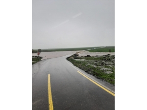 Sağanak Yağış Nedeni İle Yol Su Altında Kaldı