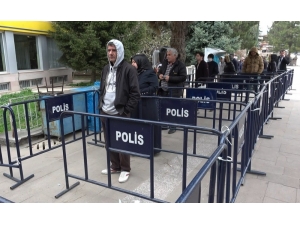 Polis Barikatı İle Sosyal Mesafe Önlemi