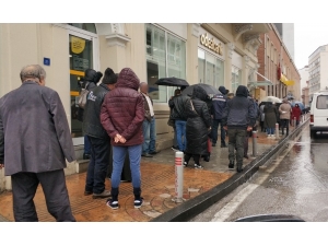 Samsun’da Ptt Önündeki Kalabalık Sosyal Mesafe Kurallarını İhlal Etti