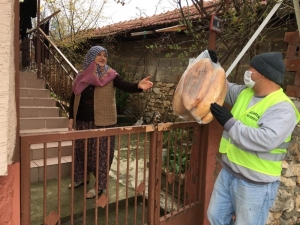 Bu İlçede Yaşlılar Aramıyor, "İhtiyaçlarınız Var Mı?" Diye Aranıyor
