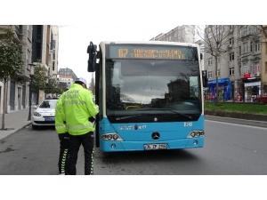 Taksim’de Vatandaştan İlginç Savunma: “Dışarıda Maskeyle Dolaşmak Mahsurlu”
