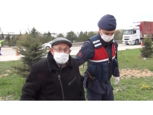 Uygulamadan Haberi Olmayan 75 Yaşındaki Vatandaşa Jandarma Yardım Etti