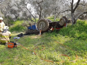 Devrilen Traktörün Altında Kalan Yaşlı Adam Öldü