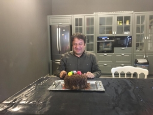 Korona Virüs Tedbiri İçin Doğum Günü Pastasının Mumlarını Eliyle Söndürdü