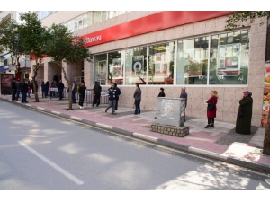 Manisa’da, Ptt Ve Banka Önlerinde Sosyal Mesafe Uygulaması