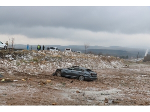 Otomobil Şarampole Uçtu: 4 Yaralı