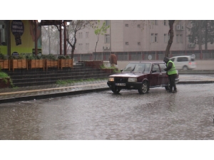 Korona Virüs Tedbirlerine Uymayan Vatandaşlar Yağmura Yakalandı