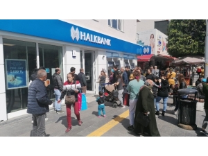 Temel İhtiyaç Destek Kredisi Kuyruğunda Sosyal Mesafe Hiçe Sayıldı