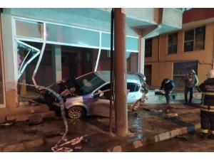 Otomobiliyle Daldığı Dükkanda Kurtarılmayı Bekledi