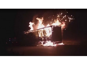 Seyir Halindeki Tır Alev Alev Yandı