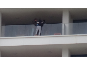 Eşiyle Kavga Eden Şahıs 29. Kattaki Evin Balkonunda İntihara Kalkıştı