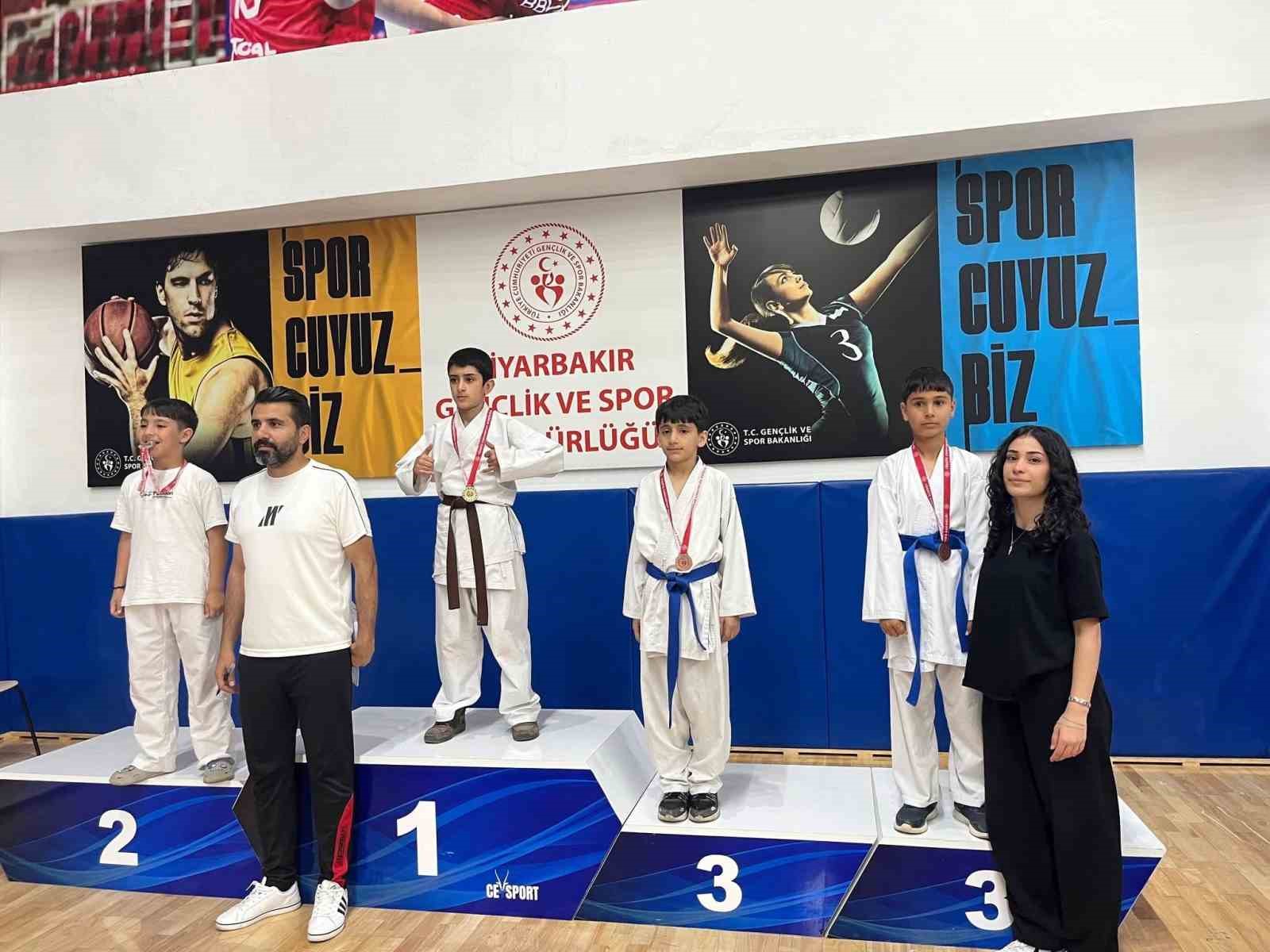 cermikli-sporcular-madalyalarla-dondu