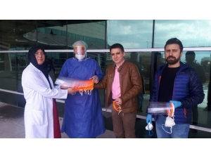 Sağlık Çalışanları İçin Koruyucu Sperlik Ve Maske Ürettiler