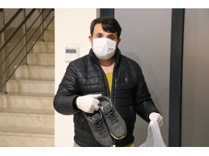 Çalınan Ayakkabısını Dezenfekte Edip Giyecek