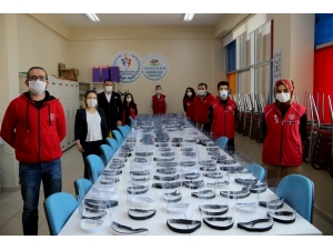 Korona İle Mücadeleye Gençlerden Destek: Günde 500 Adet ’Siperli Maske’