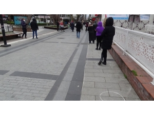 Polisten Sosyal Mesafeyi Korumak İçin Tebeşirli Önlem