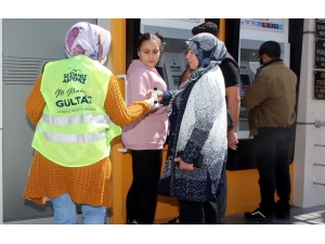 Akdeniz Belediyesi Vatandaşlara Dezenfektan Dağıttı