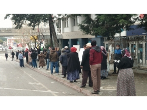 Ptt Önünde Yine Sosyal Mesafe Kurallarını İhlal