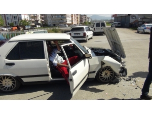 Kontrolsüz Kavşakta Otomobiller Çarpıştı: 1 Yaralı