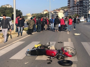Alanya’da Otomobille Motosiklet Çarpıştı:1 Ağır Yaralı