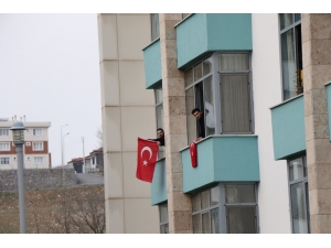 Karantinadaki Vatandaşlara Konser Ve Doğum Günü Sürprizleri